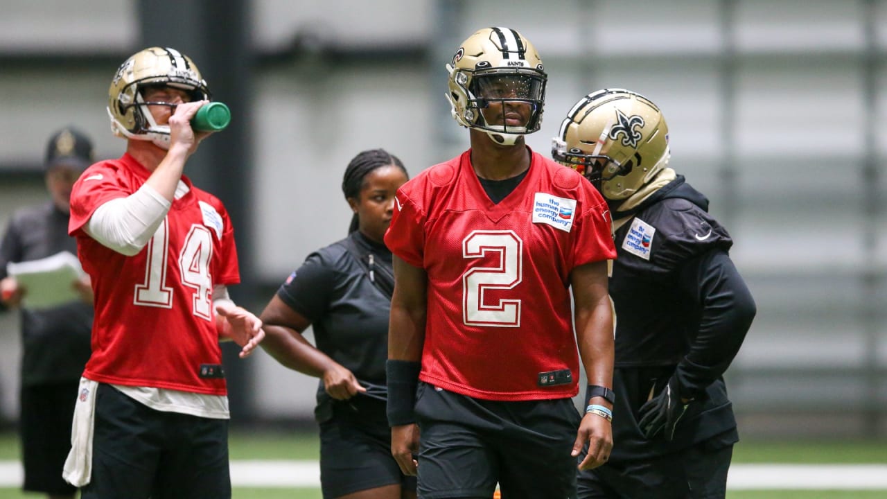 Saints DT Malcolm Roach holds football camp for kids - Canal