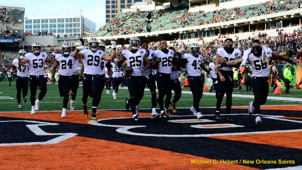 Brees passes Favre with 3 TDs, Saints crush Bengals 51-14