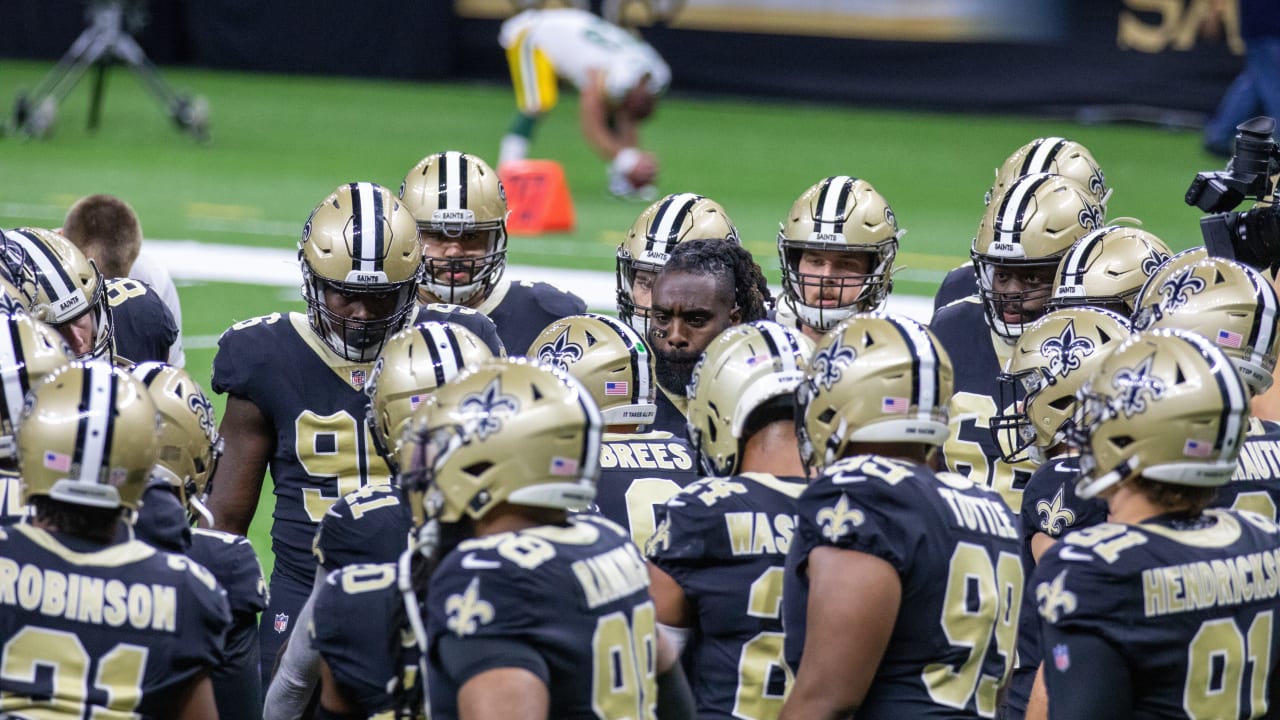 Demario Davis leads the Saints pregame huddle before Week 3 kickoff