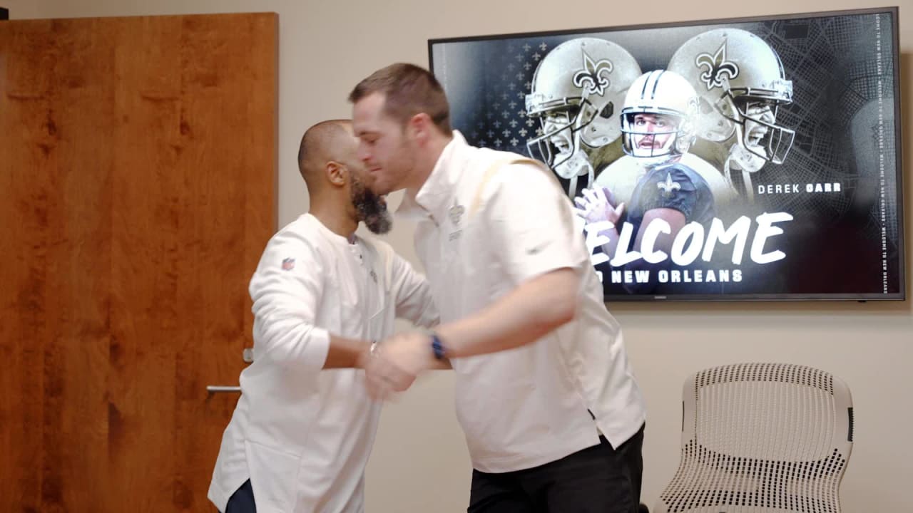 Watch Saints QB Derek Carr sign his contract with New Orleans