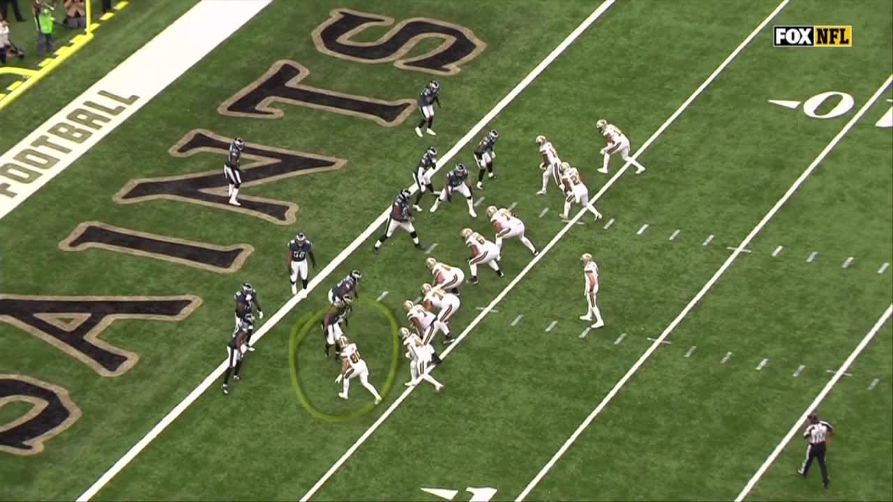 Brees throws quick pass to Austin Carr for TD