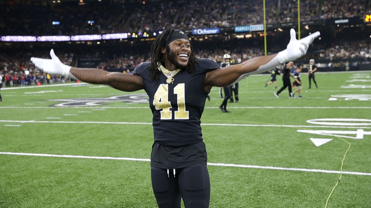 Fans cheer as New Orleans Saints running back Alvin Kamara (41