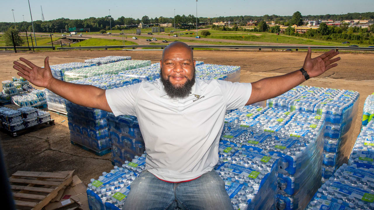 Photos: Deuce McAllister, Rouses distribute water in Jackson, MS