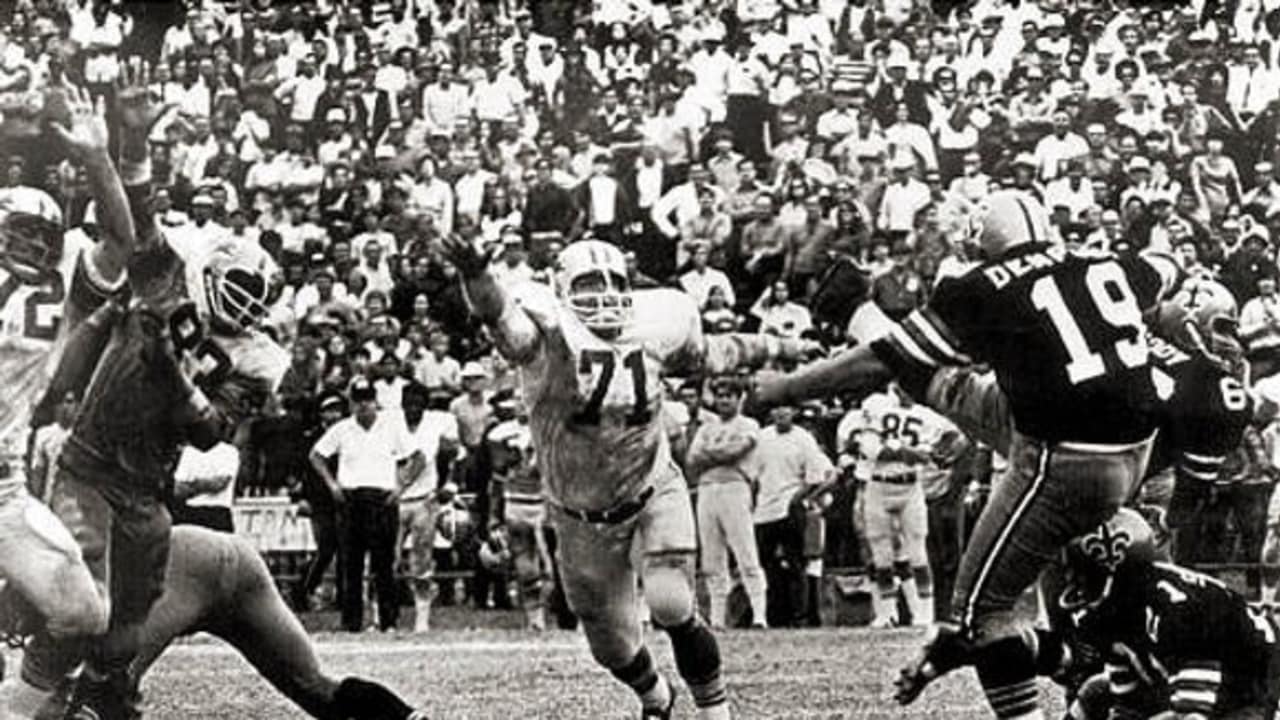 Tom Dempsey boots a 63-yard field goal to beat the Lions in 1970 season