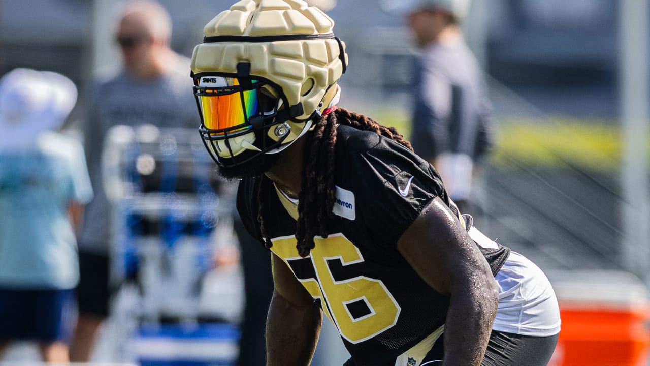 New Orleans Saints tight end Juwan Johnson (83) warms up before an