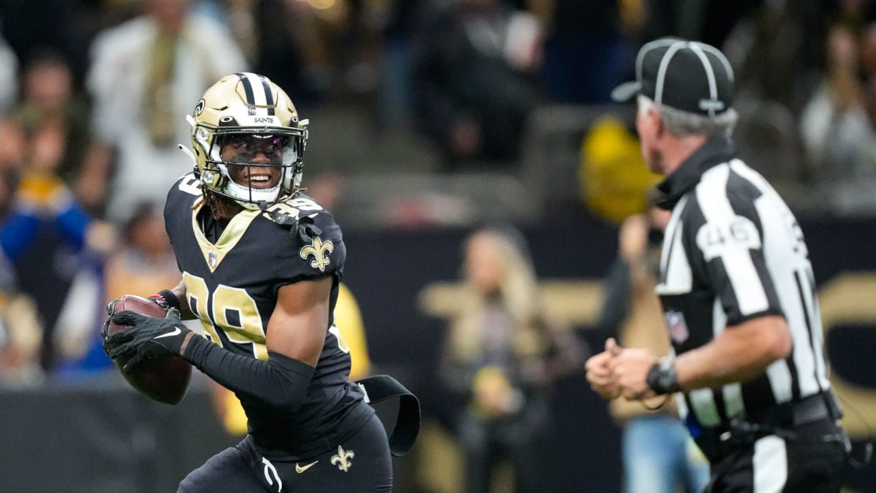 New Orleans, USA. 18th Dec, 2022. New Orleans Saints wide receiver Rashid  Shaheed (89) catches this pass on Atlanta Falcons safety Jaylinn Hawkins  (32) en route to a /68-yard touchdown during the