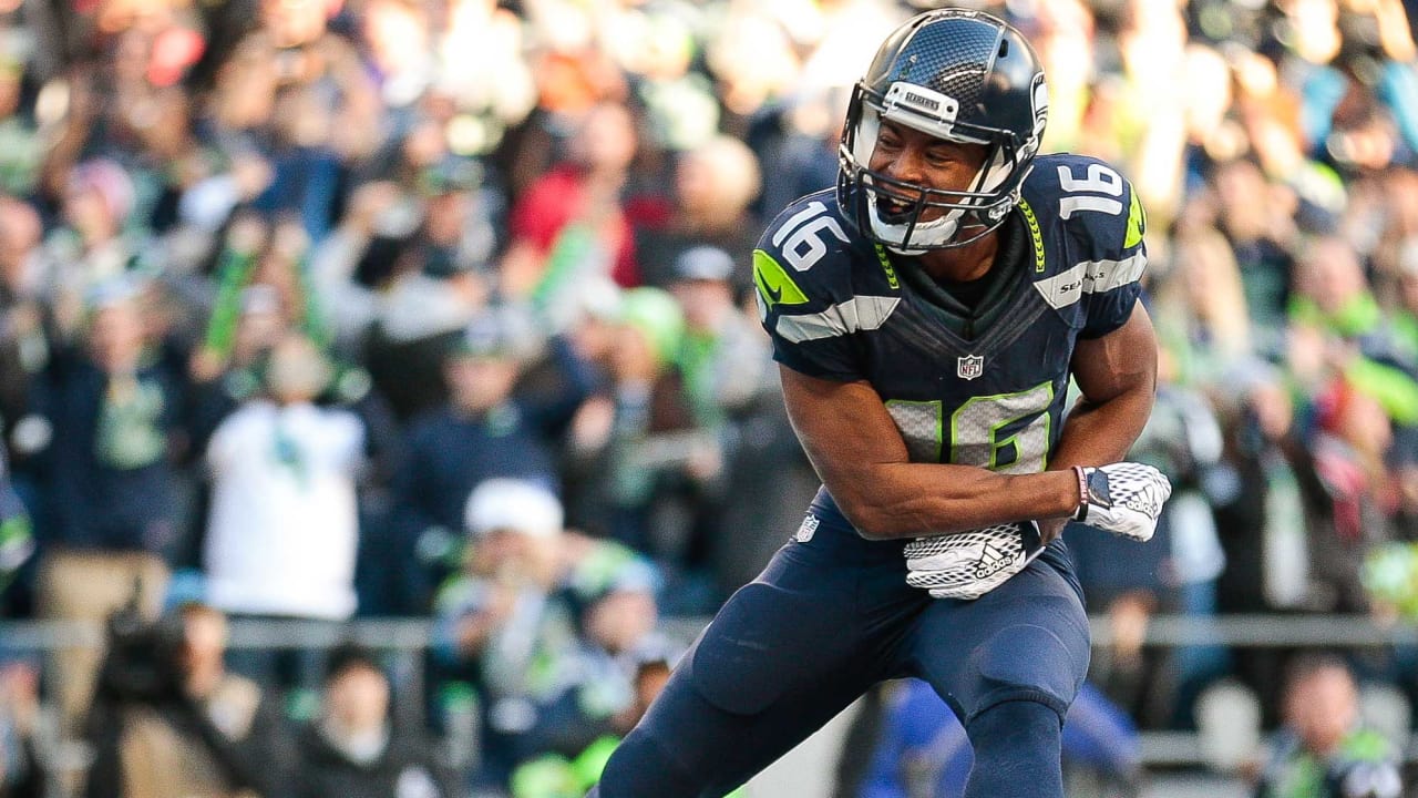 Seattle, WA, USA. 15th Nov, 2018. Seattle Seahawks wide receiver Tyler  Lockett (16) returns a kick during a game between the Green Bay Packers and  Seattle Seahawks at CenturyLink Field in Seattle