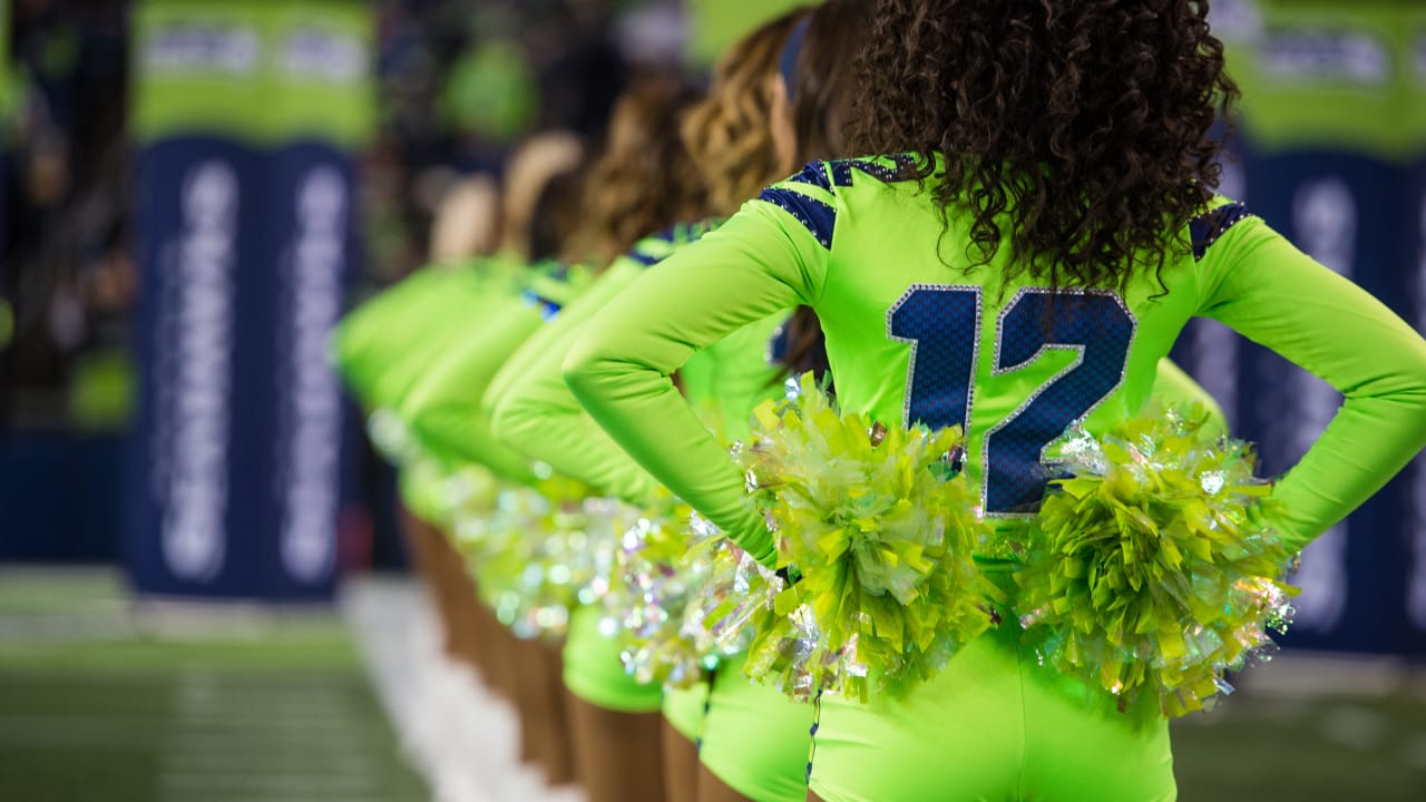 How To Make Cheer Leading Pom Poms - Seahawks colors 