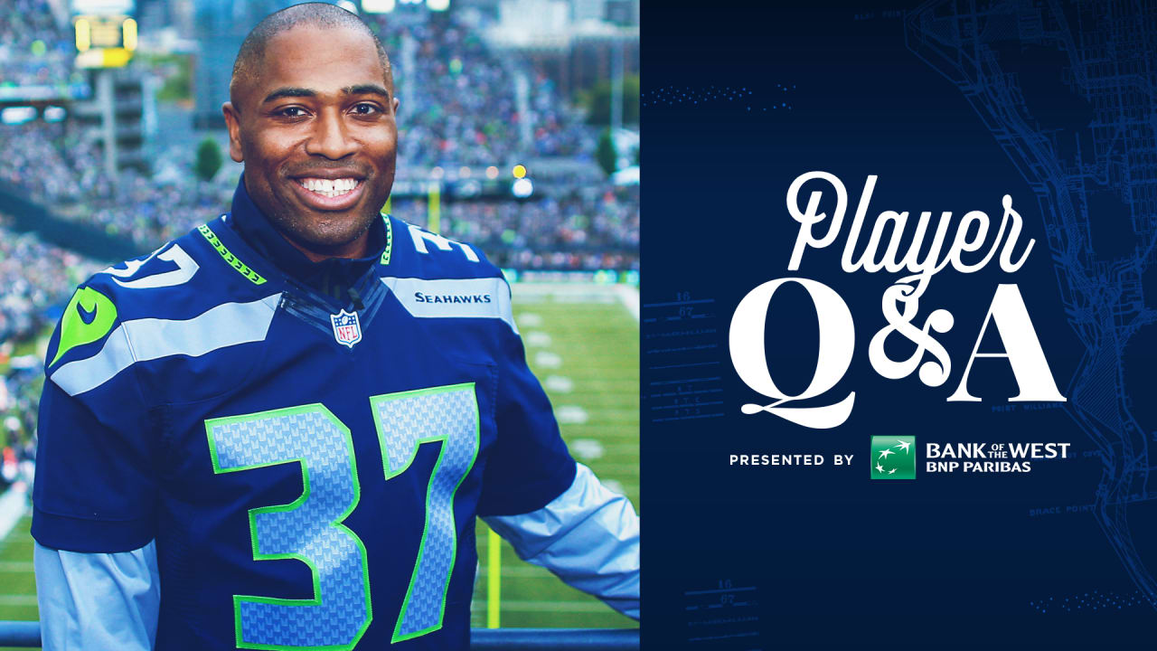 Running Back Shaun Alexander of the Seattle Seahawks running with