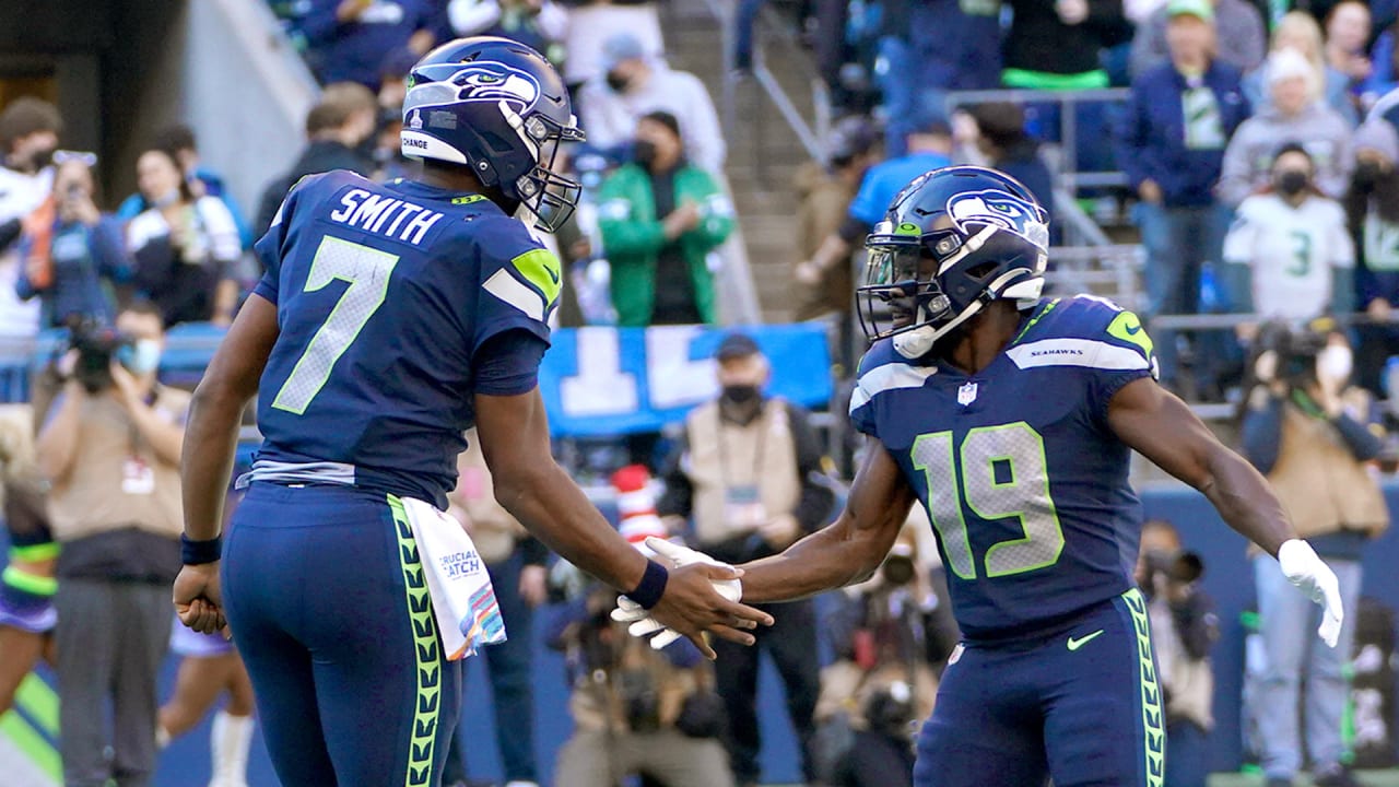 Tyler Lockett Hyping up Geno Smith at the Throwback Photo Shoot