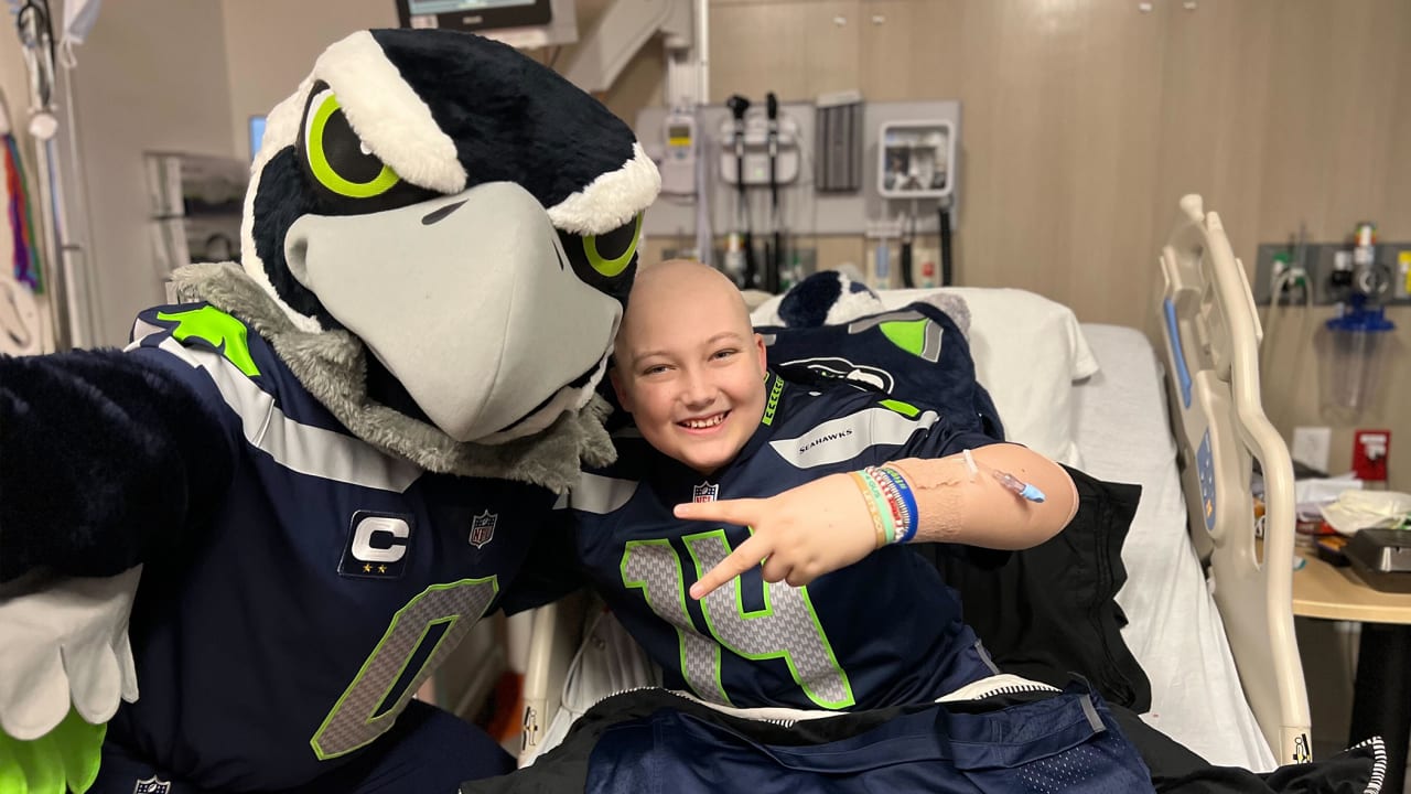 DK Metcalf & Blitz Surprise Young Seahawks Fan Battling Acute