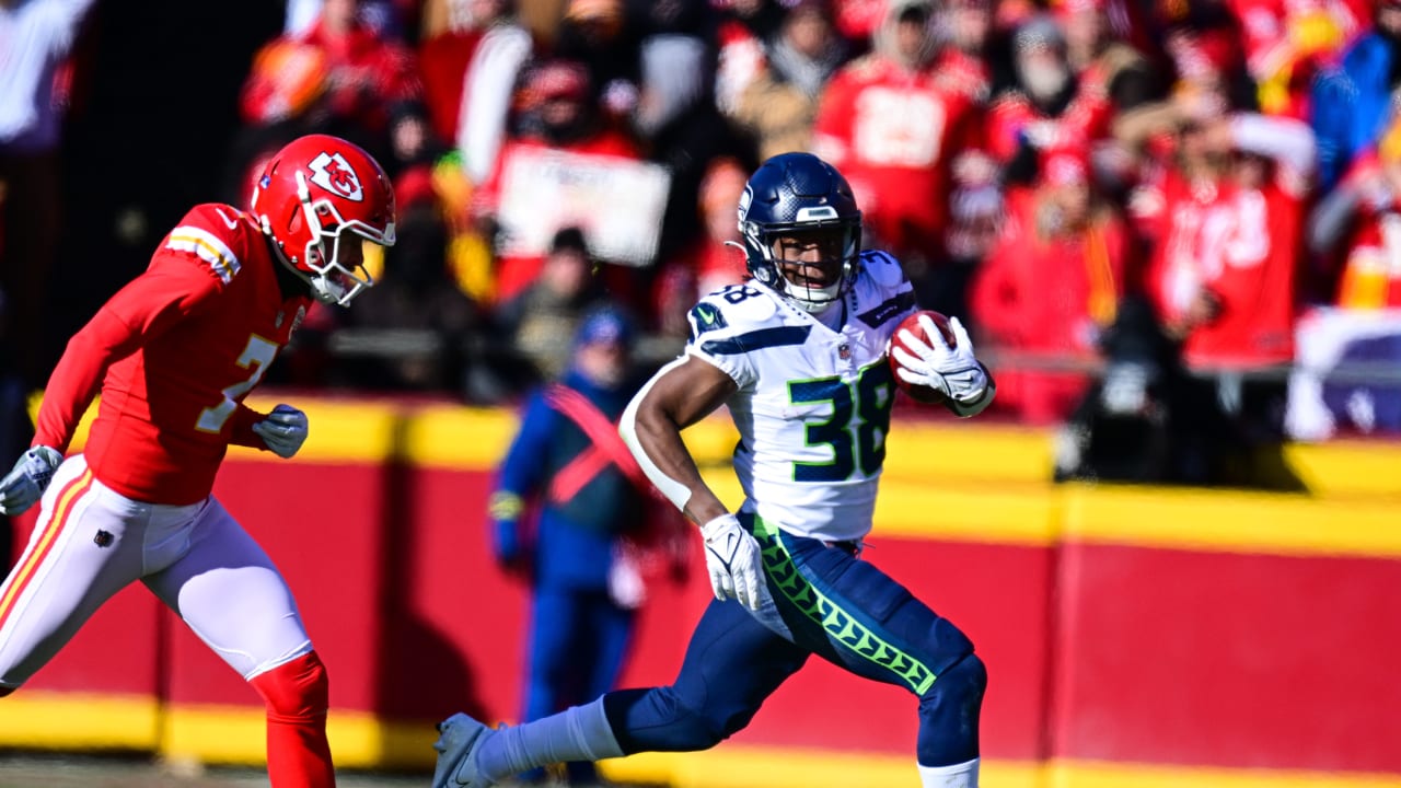 The Falcons signed former Seahawks' RB Godwin Igwebuike.