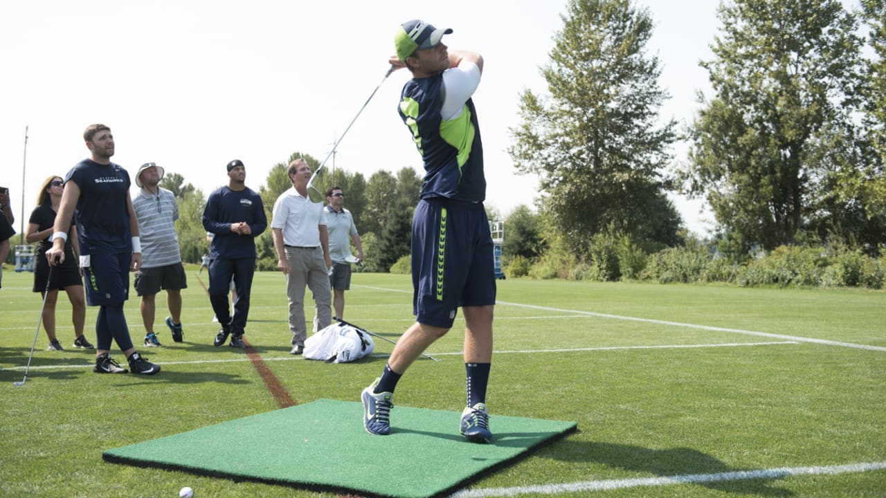 Seahawks Kicker Hauschka Goes Unrecognized on New York Streets, Subways -  WSJ