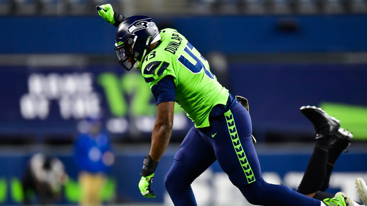 Seahawks Re-Sign DE Carlos Dunlap II