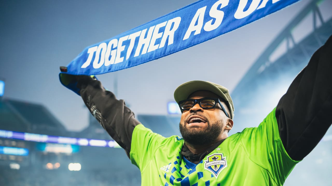 photos-jamal-adams-leads-scarves-up-before-sounders-playoff-game