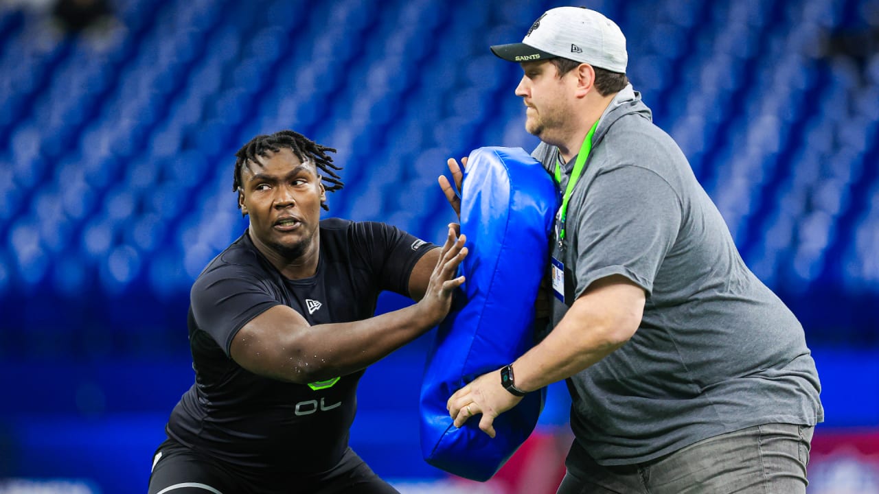 With the No. 9 pick in the 2022 NFL draft, the Seattle Seahawks select  Mississippi State OL Charles Cross. (via @secnetwork)