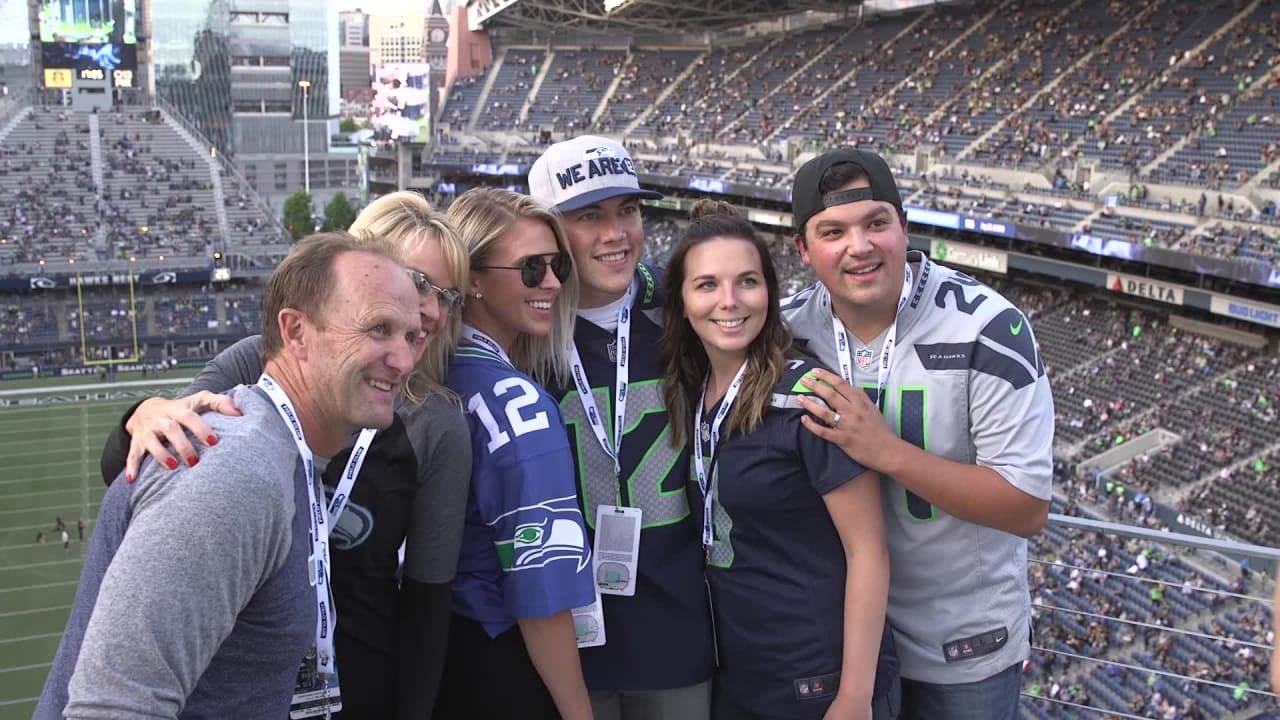 TJ Oshie raises 12 Flag at Seattle Seahawks' final preseason game