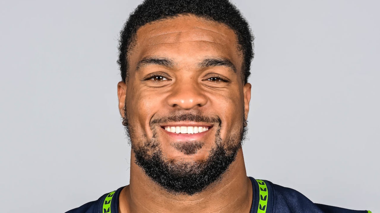 Seahawks DE Dre'Mont Jones reflects on rookies, 'Coach' Michael Bennett -  Field Gulls