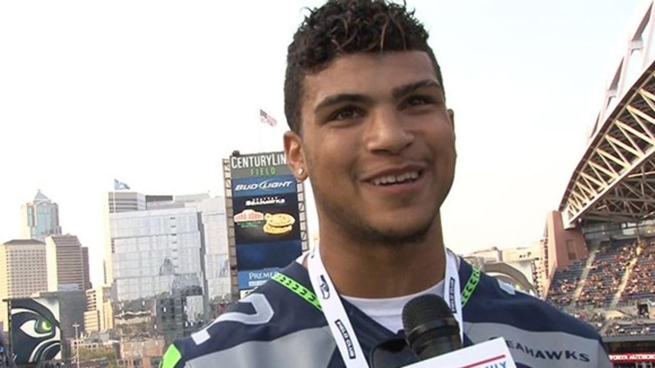 Yedlin honored at Seahawks game, raises 12 Flag in pregame ritual