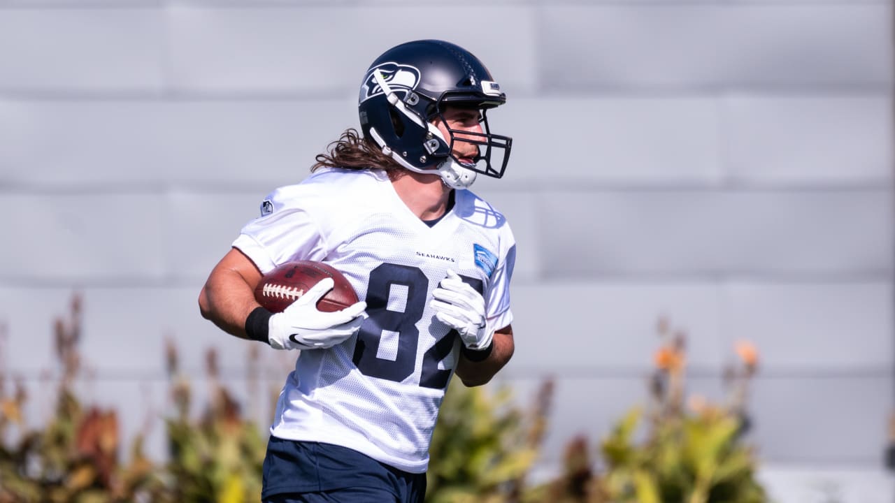 Seahawks re-sign tight end Luke Willson, bringing back his flowing hair and  techno jams