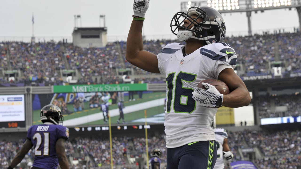 Seattle Seahawks Quarterback Russell Wilson Tosses 8-Yard Touchdown To ...