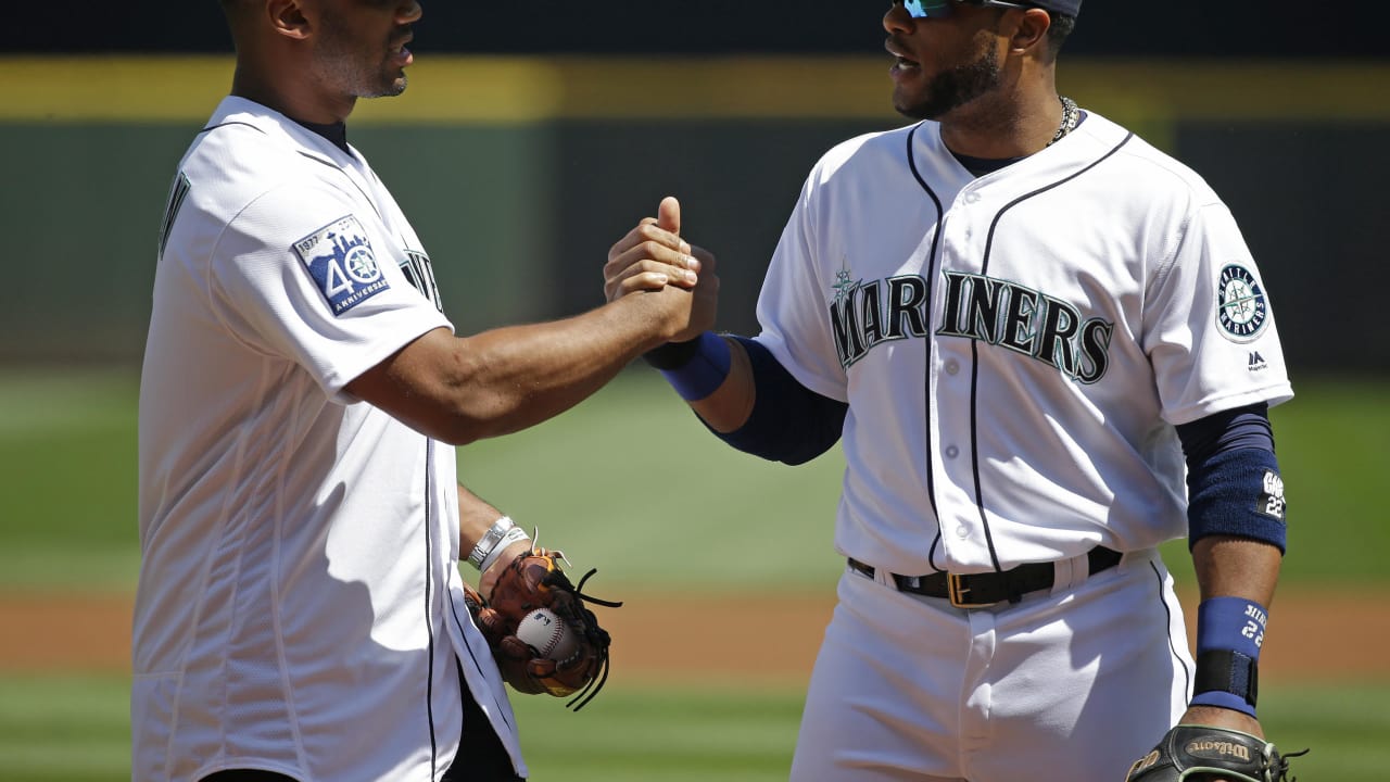 Russell Wilson throws out first pitch at Mariners-Yankees game 