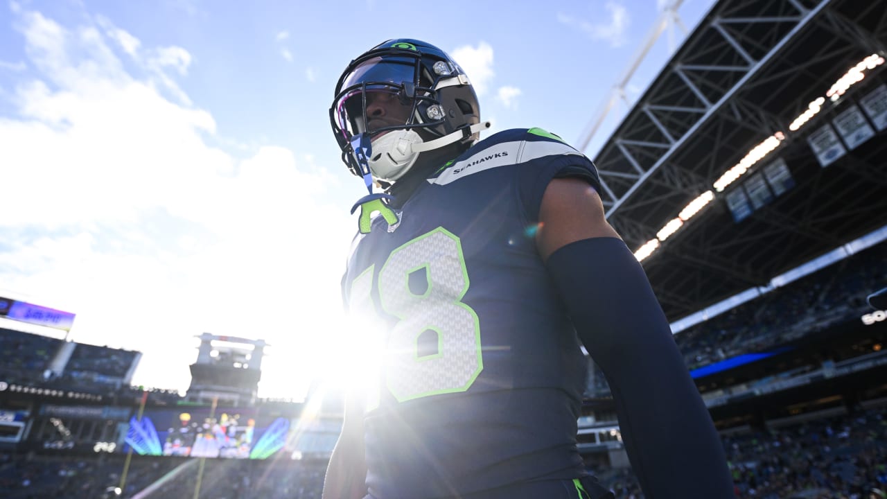 WATCH: Seahawks perform shirtless warmup in frigid temperatures