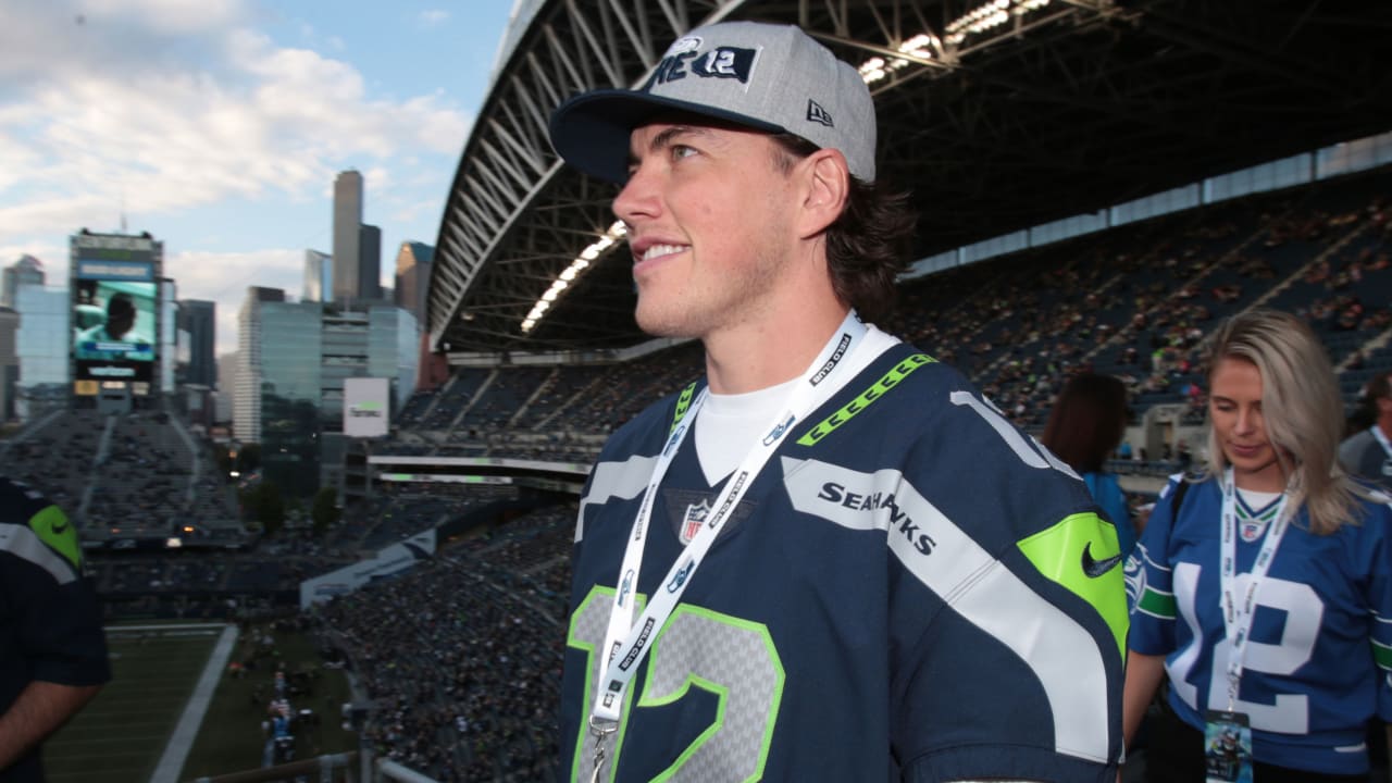 TJ Oshie raises 12 Flag at Seattle Seahawks' final preseason game