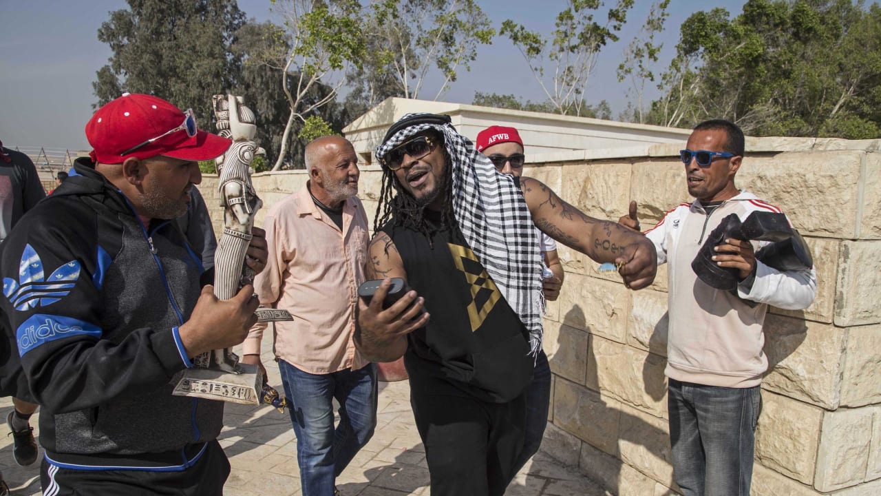 VIDEO: Marshawn Lynch goes 'Beast Mode' at Brazilian football camp