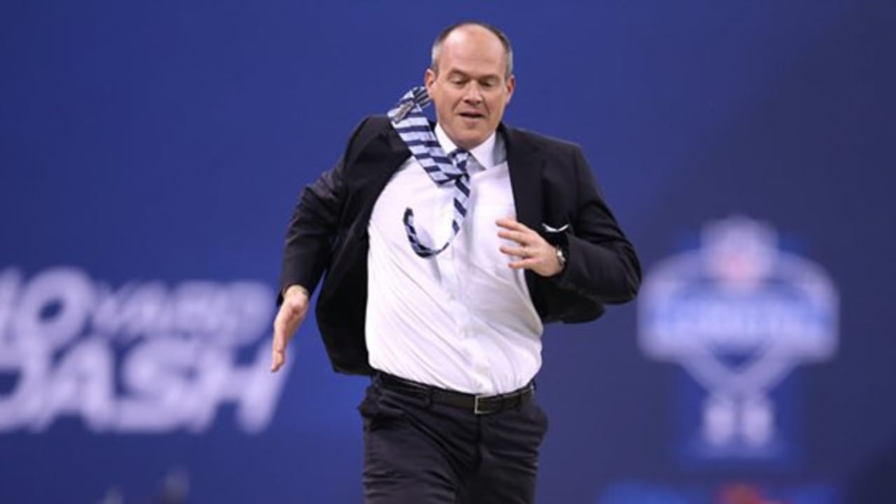 Rich Eisen runs the 40 yard dash at the 2015 NFL Scouting Combine