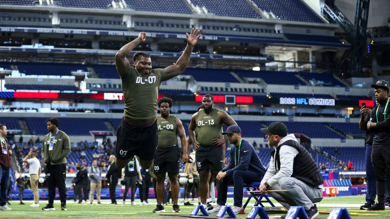 Oklahoma defensive lineman Jalen Redmond runs a drill at the NFL football  scouting combine in Indianapolis, Thursday, March 2, 2023. (AP Photo/Darron  Cummings Stock Photo - Alamy