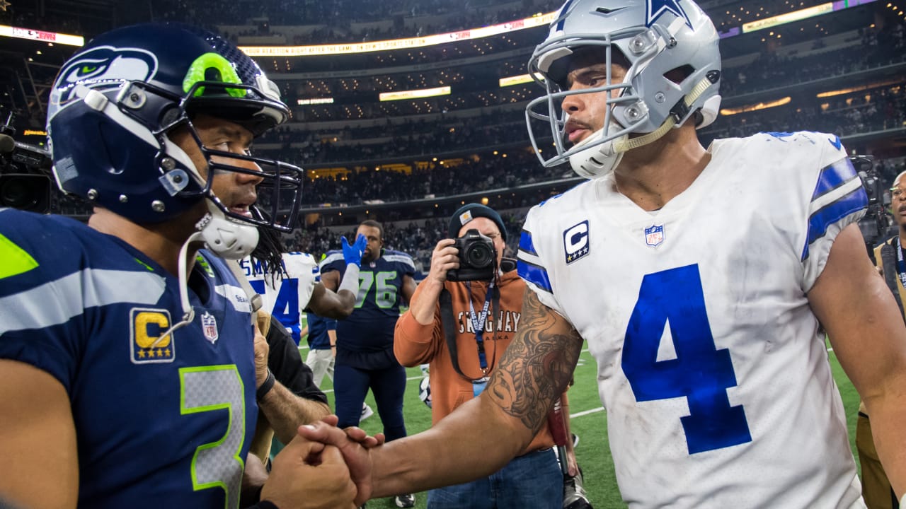 Dallas Cowboys safety Ken Hamlin (26) pumps up the Cowboy fans in first  half action in the NFL - NFC Playoffs football game between the  Philadelphia Eagles and Dallas Cowboys at Cowboys