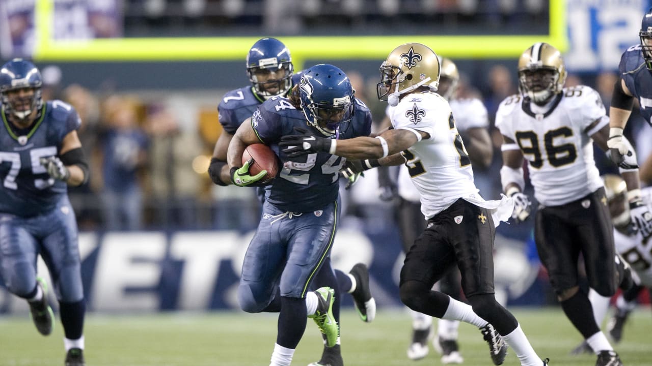 Marshawn Lynch pops into Packers locker room for jersey exchange