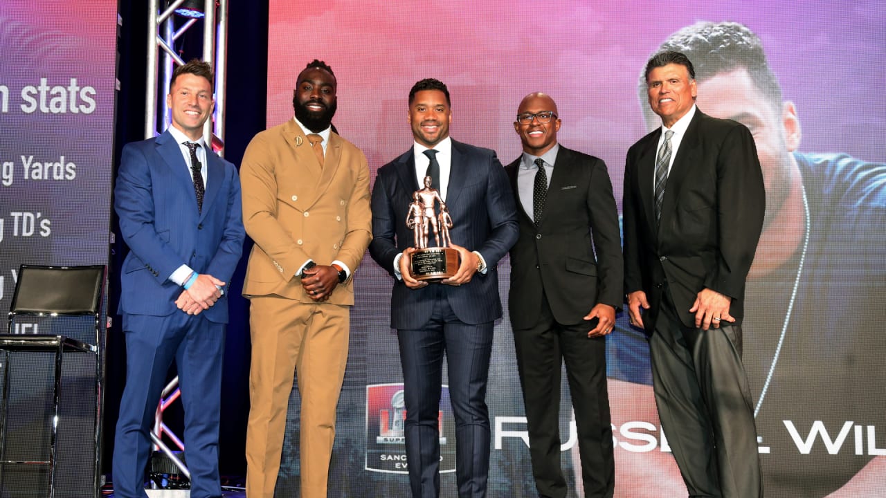 PHOTOS Russell Wilson Receives Bart Starr Award