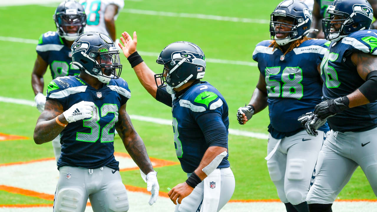 Seattle Seahawks linebacker D.D. Lewis eyes the defense during the News  Photo - Getty Images