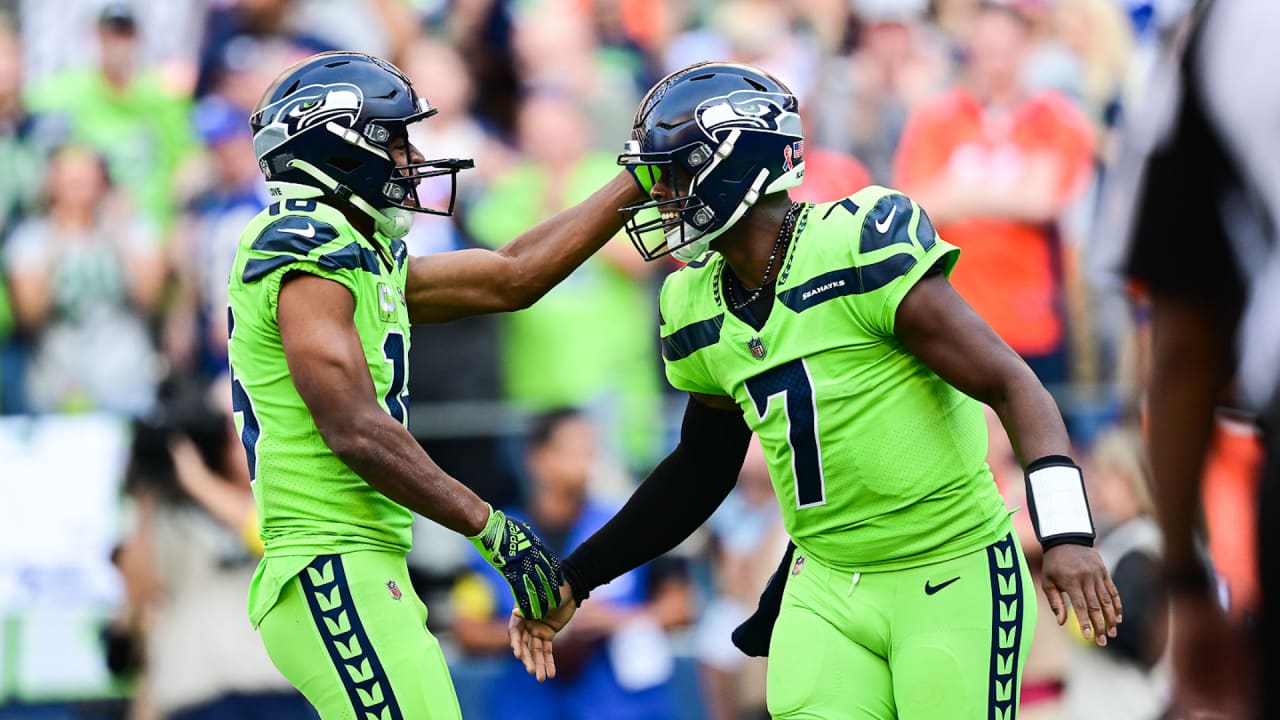 Seahawks' Geno Smith shines in win over Russell Wilson-led Broncos