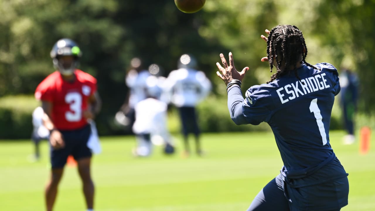 Seahawks receiver Dee Eskridge injured on opening kickoff of