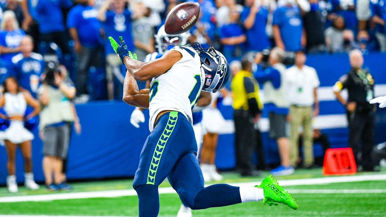 Seattle Seahawks quarterback Geno Smith lofts 23-yard pass to wide receiver Tyler  Lockett