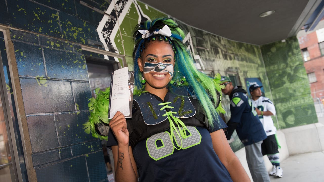 Thousands of 12s Line Up To Purchase Seahawks Single-Game