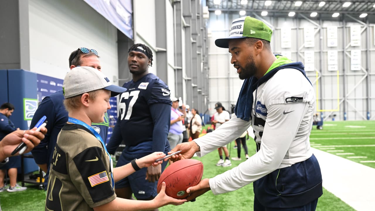 PHOTOS: Make-A-Wish Gives A Visit To The Seahawks