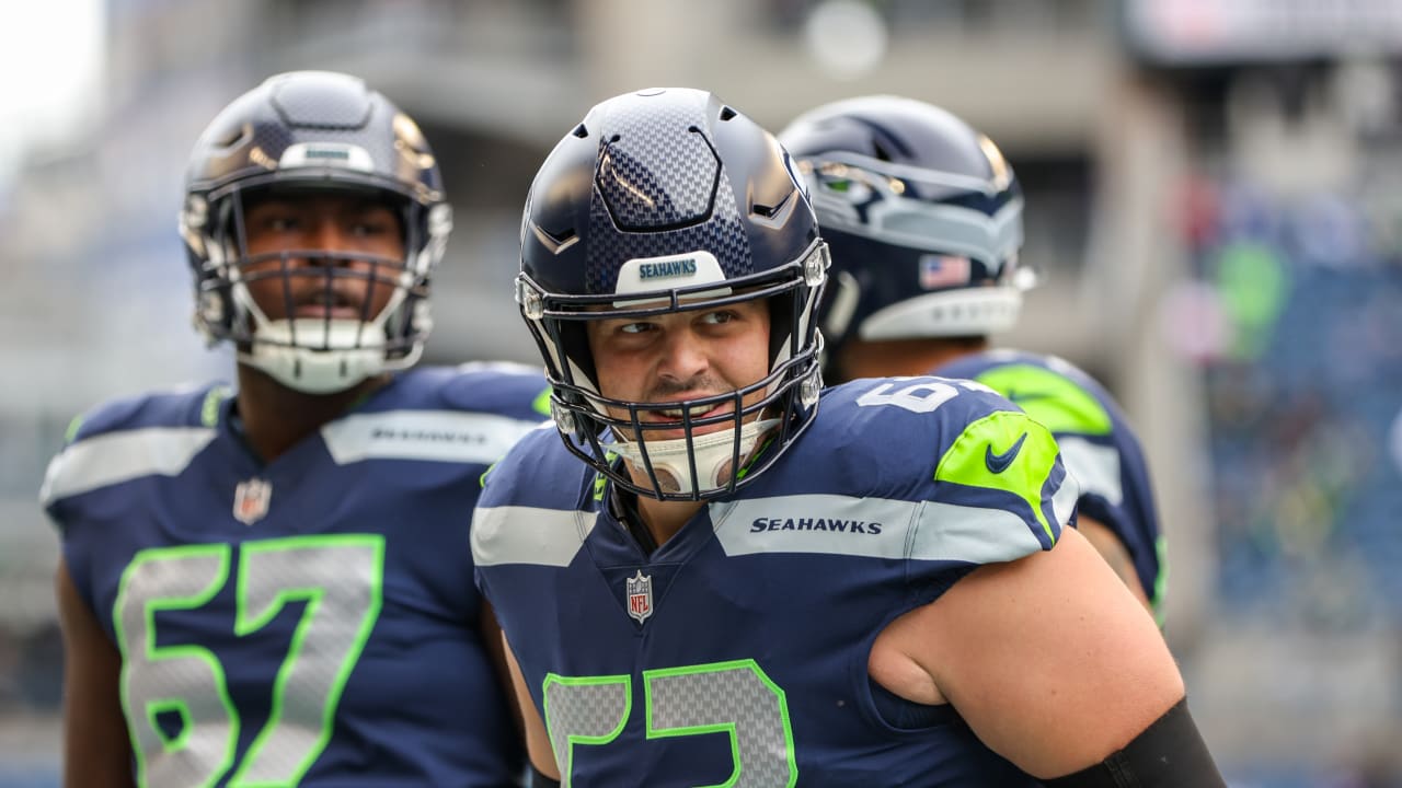 Seahawks' Darrell Taylor ran off sideline onto field to block