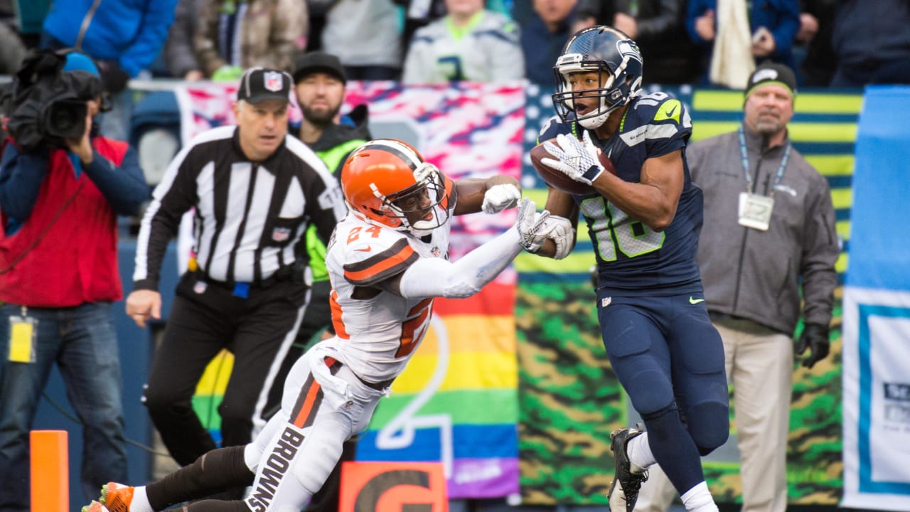 Seattle Seahawks Quarterback Russell Wilson Tosses 27-Yard Touchdown To ...