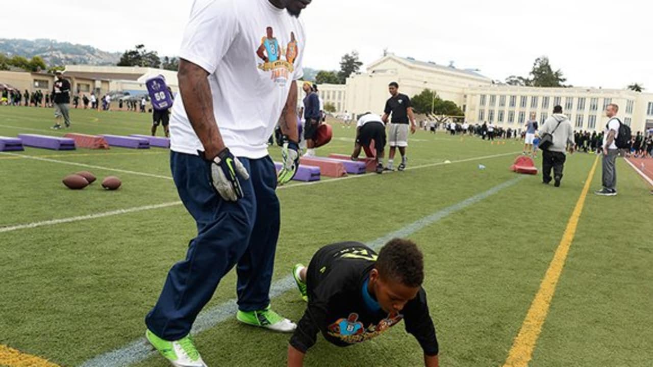 Uncut: Marshawn Lynch Helps Kid During Bag Drills