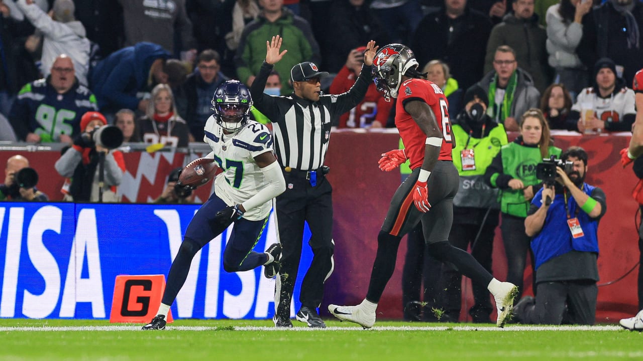 HIGHLIGHTS: Buccaneers Defeat Seattle Seahawks 21-16 in Week 10 in