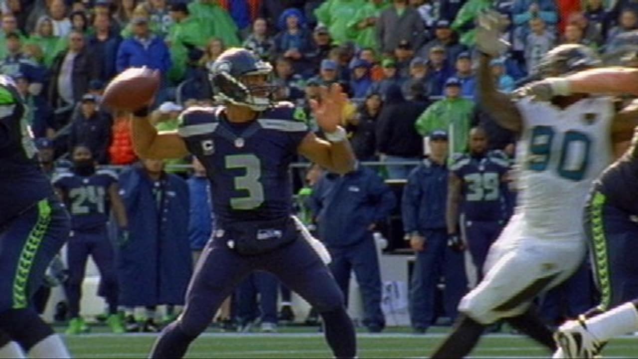 Seattle Seahawks tight end Jimmy Graham (88) brushes off a tackle