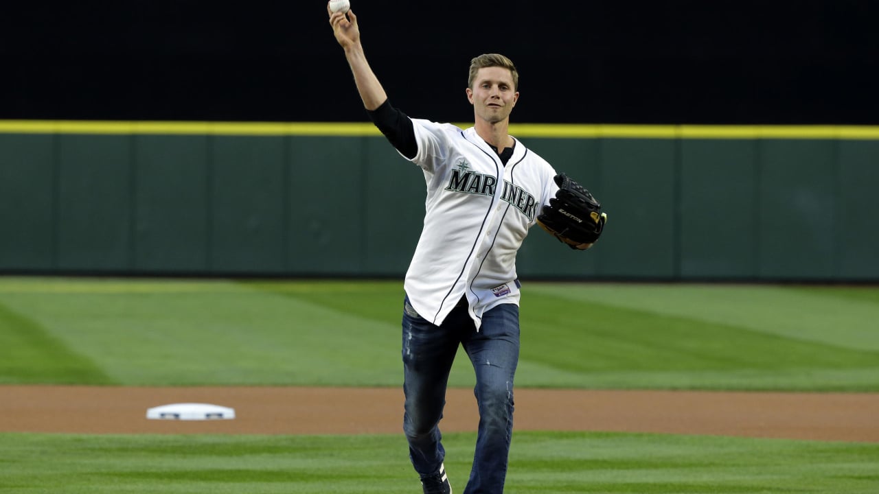 December 7, 2014: Seattle Seahawks kicker Steven Hauschka (4) loosens up  during warm-ups prior to the NFL game between the Seattle Seahawks and the  Philadelphia Eagles at Lincoln Financial Field in Philadelphia