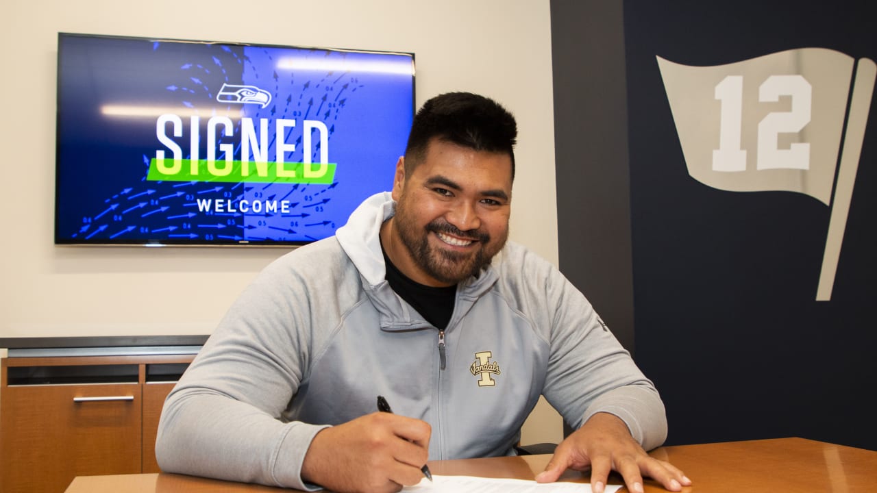 Mike Iupati retires, Seahawks may get 2 new starting linemen