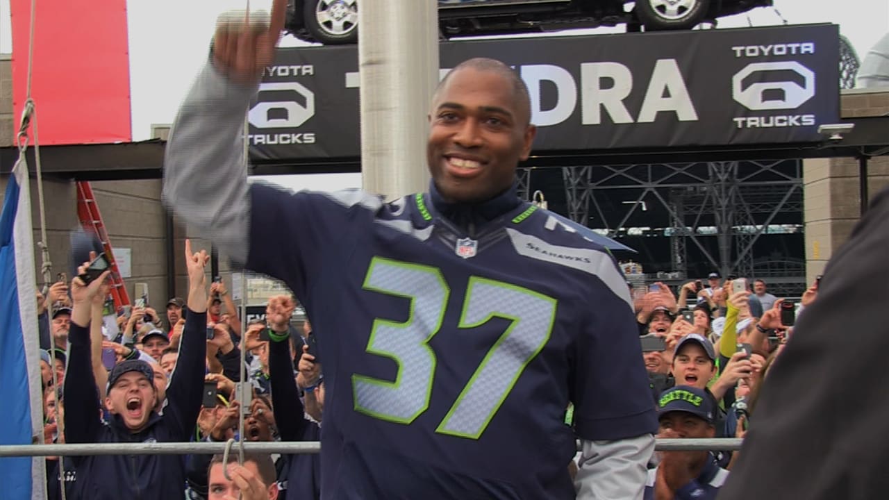 Seahawks legend Shaun Alexander to raise the 12th Man Flag