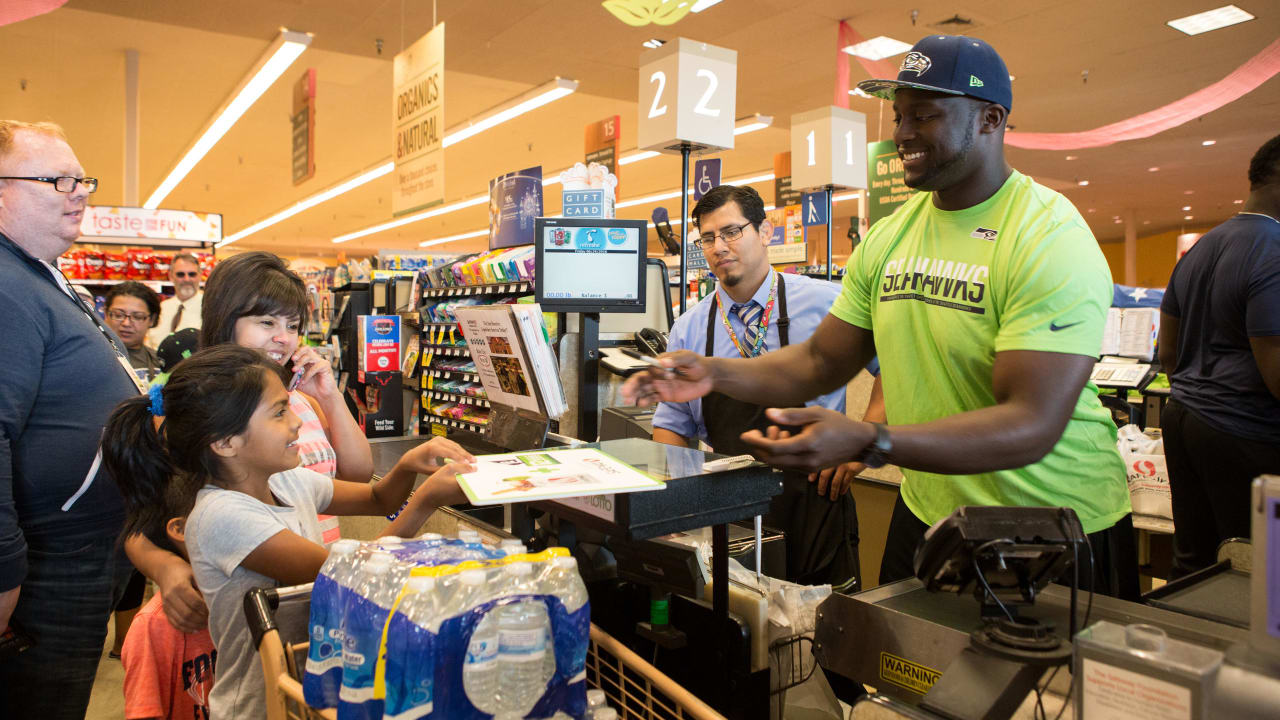 12Tour stops by Safeway in Moses Lake