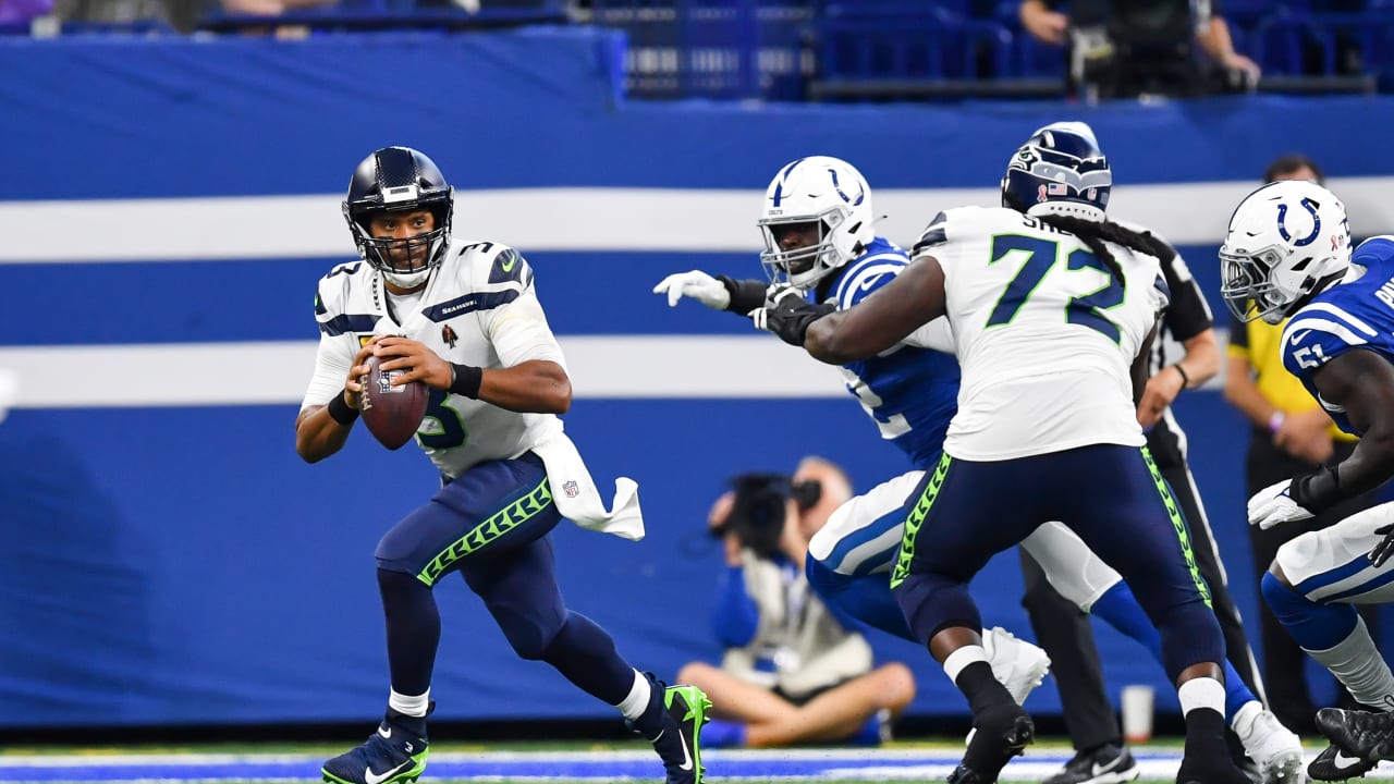 September 12, 2021: Seattle Seahawks running back Chris Carson (32) runs  with the ball during NFL football game action between the Seattle Seahawks  and the Indianapolis Colts at Lucas Oil Stadium in